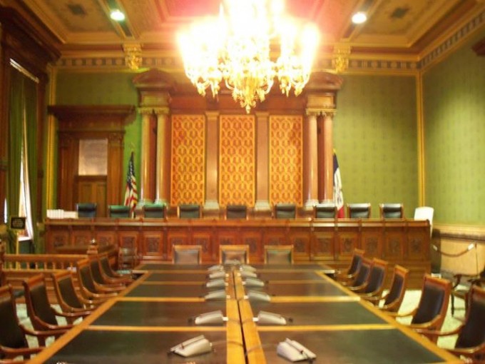 151002_supreme_court_table